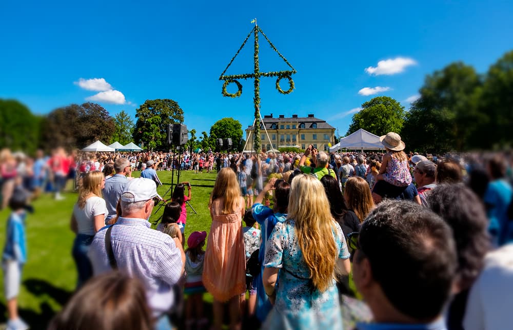 Hågelbyparken in Botkyrka with traditional Midsommar activities