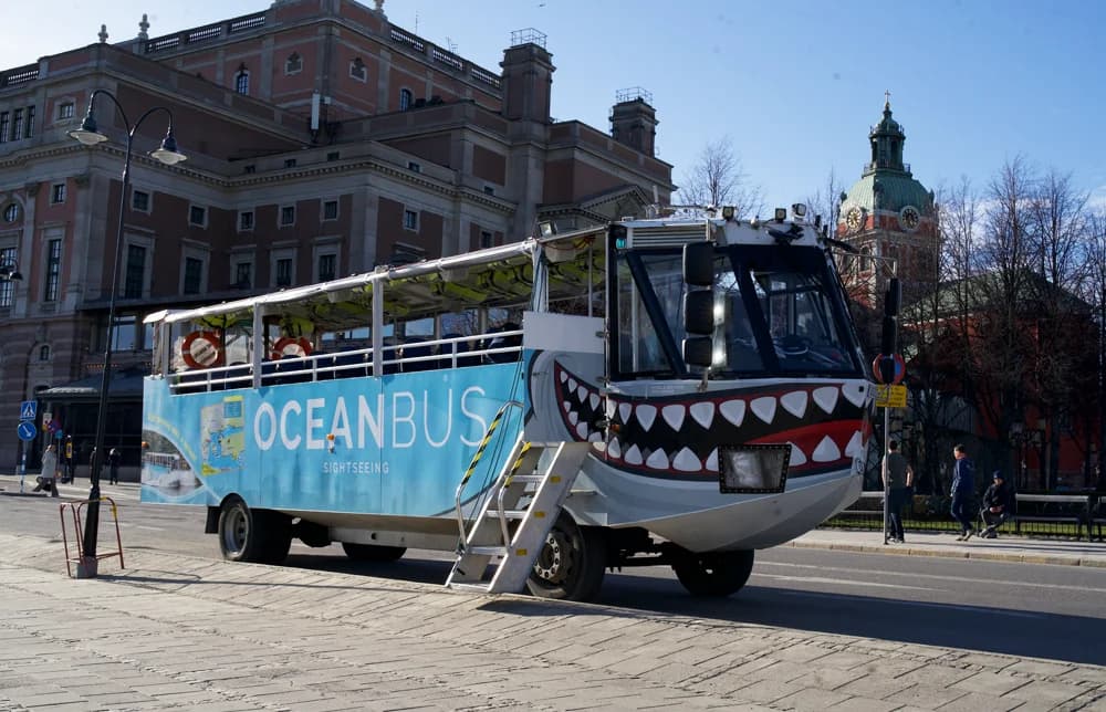Ocean Bus anfibio recorriendo los canales de Estocolmo en primavera