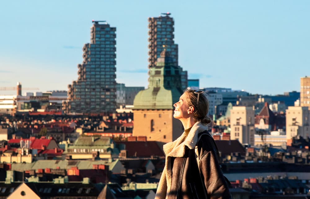Vista panorámica de Estocolmo desde Skinnarviksberget al atardecer en primavera