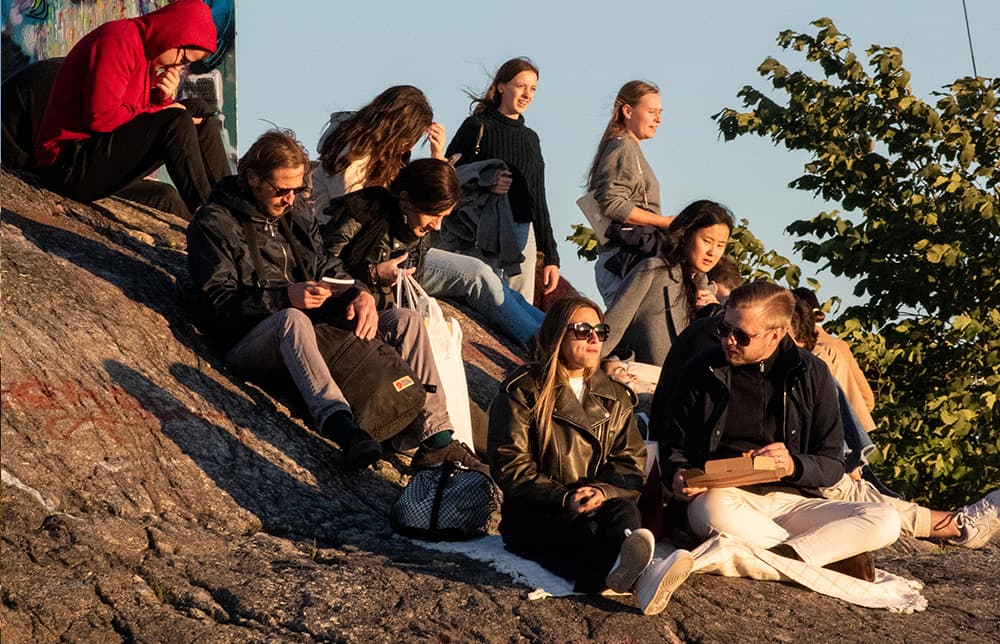Estocolmenses disfrutando del atardecer en Skinnarviksberget en primavera