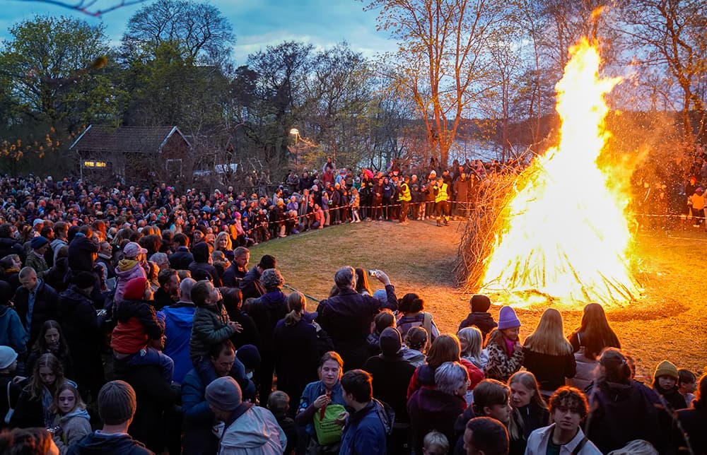 Celebración de Valborg en Estocolmo con miles de personas al aire libre