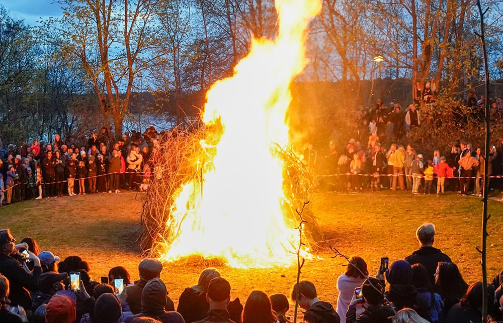 Gente reunida en Riddarholmen durante Valborg en primavera