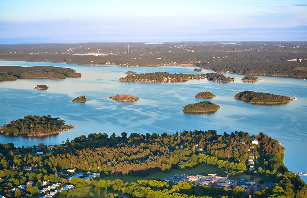 Ferry navegando por el archipiélago de Estocolmo en primavera