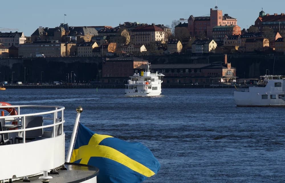 Isla del archipiélago de Estocolmo con naturaleza primaveral