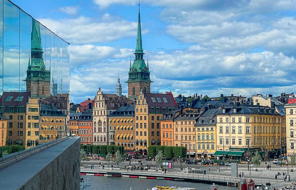 Estocolmo en primavera 2026 con canales, flores y cielo despejado